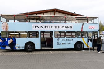 Aus für die "Teststelle Heilmann" (Archivbild): Dem CDU-Bundestagsabgeordneten Thomas Heilmann ist die Lizensierung für seinen Corona-Testbus entzogen worden.