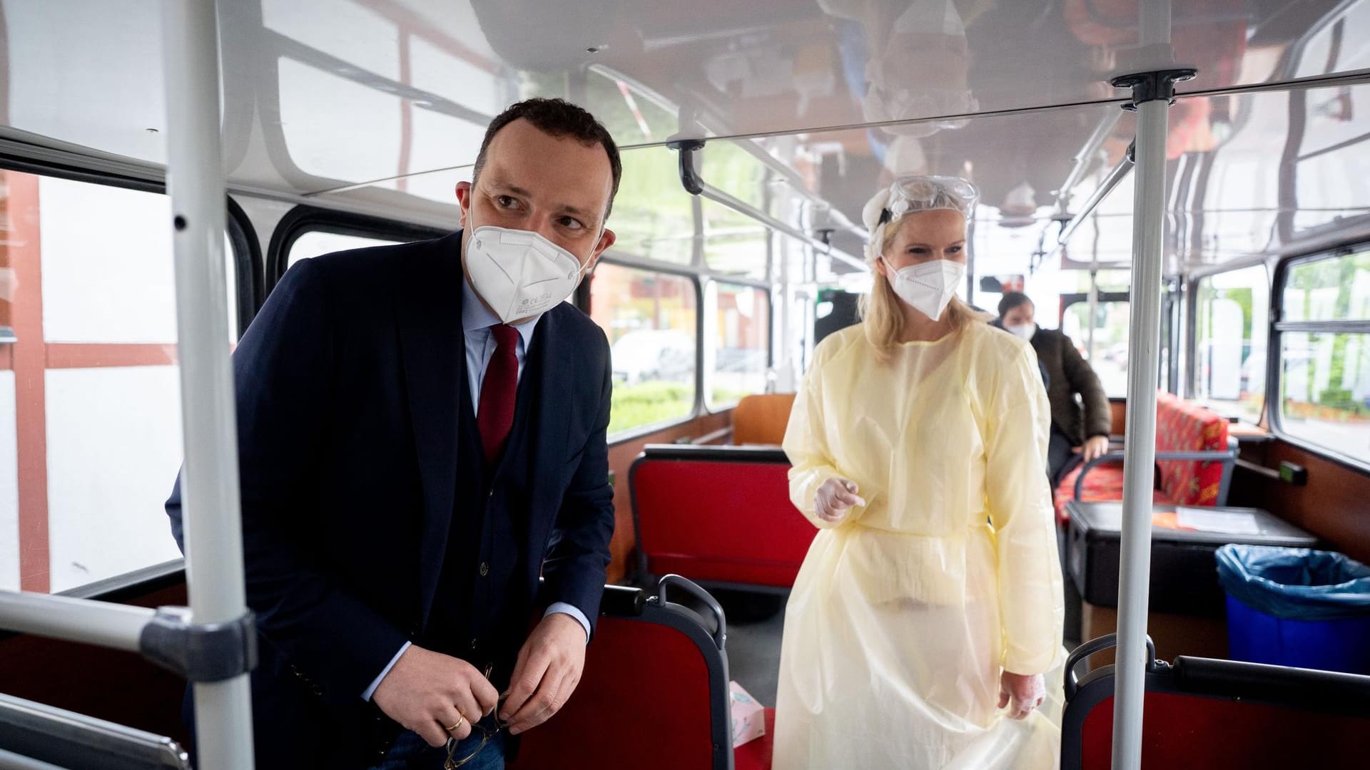 Jens Spahn (CDU), Bundesminister für Gesundheit, unterhält sich während der Eröffnung des Corona-Testbusses mit der Apothekerin Antje Baumgardt (Archivbild): In Heilmanns Büro wundert man sich über die Entscheidung des Gesundheitssenats.