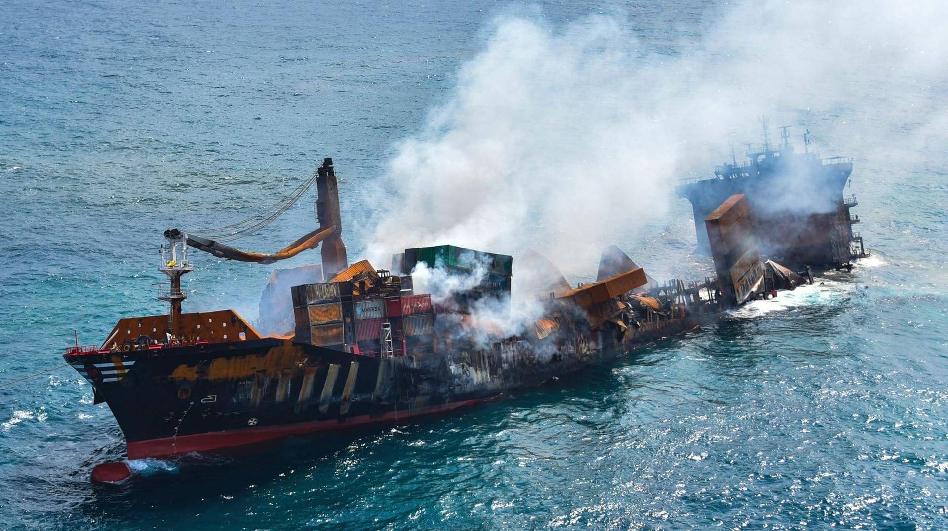 Das ausgebrannte Containerschiff vor der Küste Sri Lankas – mit an Bord: tonnenweise Schweröl, Chemikalien und Plastikgranulat. Das ausgebrannte Containerschiff vor der Küste Sri Lankas – mit an Bord: tonnenweise Schweröl, Chemikalien und Plastikgranulat.