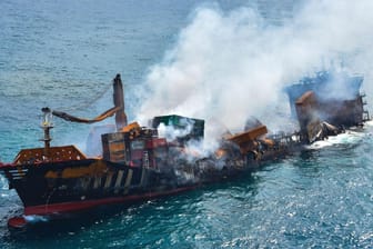 Das ausgebrannte Containerschiff vor der Küste Sri Lankas – mit an Bord: tonnenweise Schweröl, Chemikalien und Plastikgranulat.