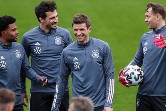Mit Mats Hummels (2.