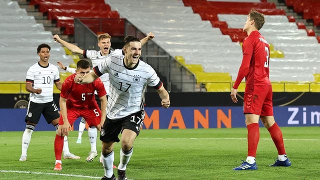 Florian Neuhaus (r/17) jubelt über sein Tor zum 1:0.