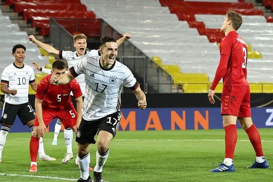 Florian Neuhaus (r/17) jubelt über sein Tor zum 1:0.