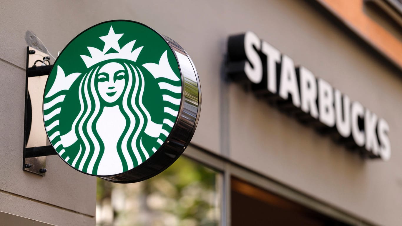 Eine Starbucks-Filiale in Köln: Künftig müsste der Kaffee-Gigant offenlegen, wie wenig Steuern er Deutschland bezahlt.
