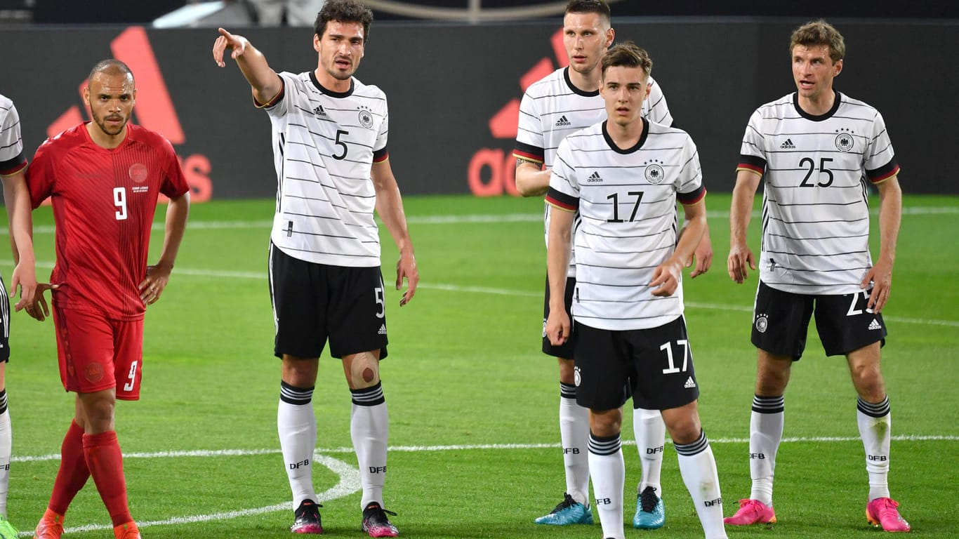 Mats Hummels (Nr. 5) und Thomas Müller (Nr. 25): Die Routiniers feierten gegen Dänemark ihr Comeback im DFB-Team.