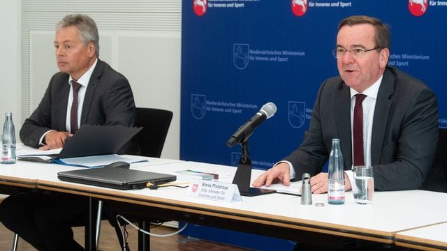 Bernhard Witthaut (l) und Boris Pistorius (SPD, r)
