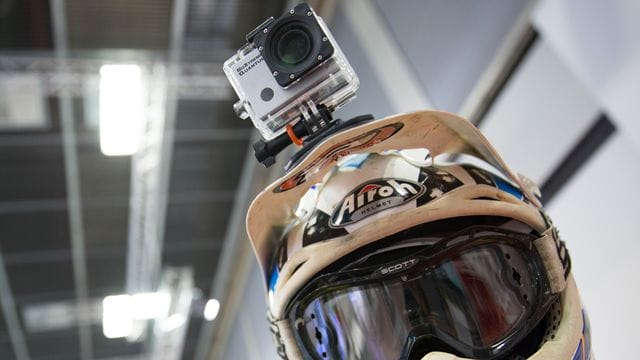 Hält am Helm: Actioncams werden meist mit umfangreichem Zubehör geliefert, das auch unkonventionelle Befestigungsmethoden erlaubt. Hält am Helm: Actioncams werden meist mit umfangreichem Zubehör geliefert, das auch unkonventionelle Befestigungsmethoden erlaubt.