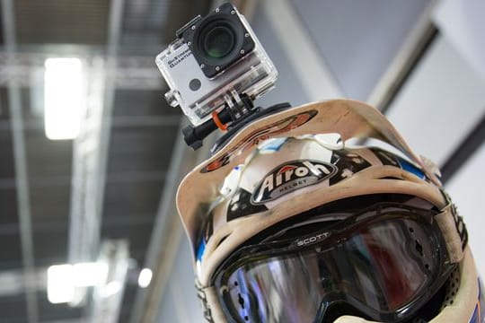 Hält am Helm: Actioncams werden meist mit umfangreichem Zubehör geliefert, das auch unkonventionelle Befestigungsmethoden erlaubt.