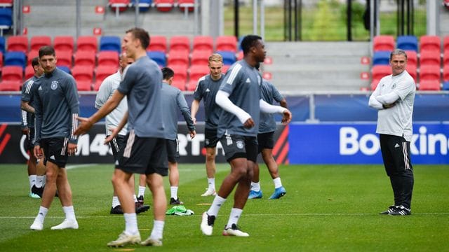 U21-Trainer Stefan Kuntz (r) verfolgt das Training der deutschen Spieler. U21-Trainer Stefan Kuntz (r) verfolgt das Training der deutschen Spieler.