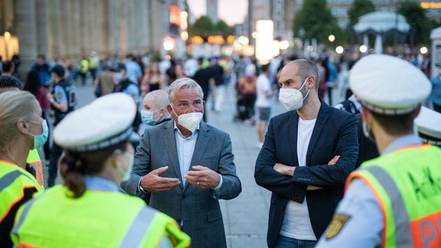 Innenminister Thomas Strobl (l) und Finanzminister Danyal Bayaz: Sie besuchten zusammen Polizeibeamte auf dem Schlossplatz. Innenminister Thomas Strobl (l) und Finanzminister Danyal Bayaz: Sie besuchten zusammen Polizeibeamte auf dem Schlossplatz.