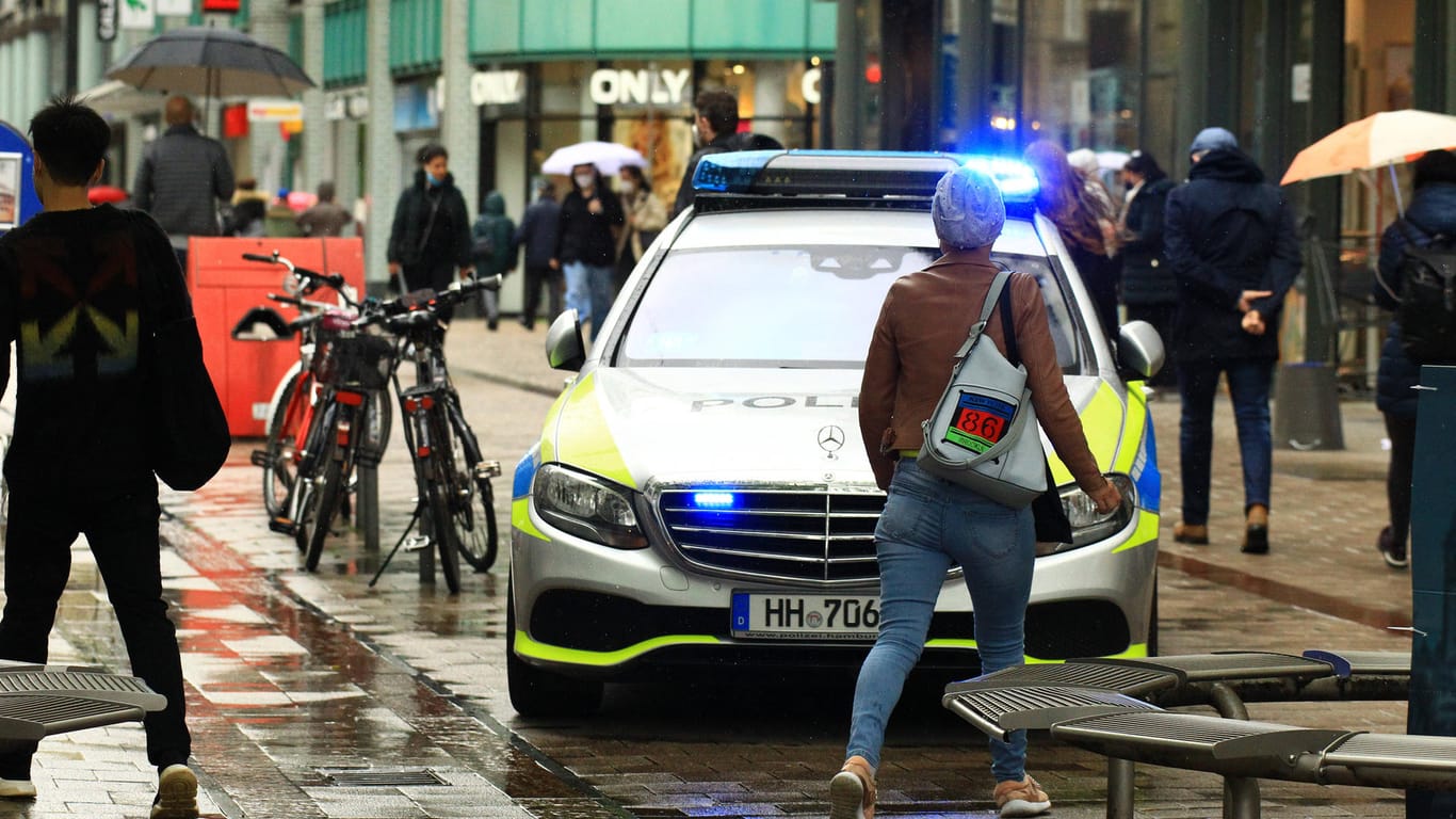 Polizeiauto in Hamburger Innenstadt (Symbolbild): Ein Autofahrer hat die Kontrolle über sein Fahrzeug verloren.