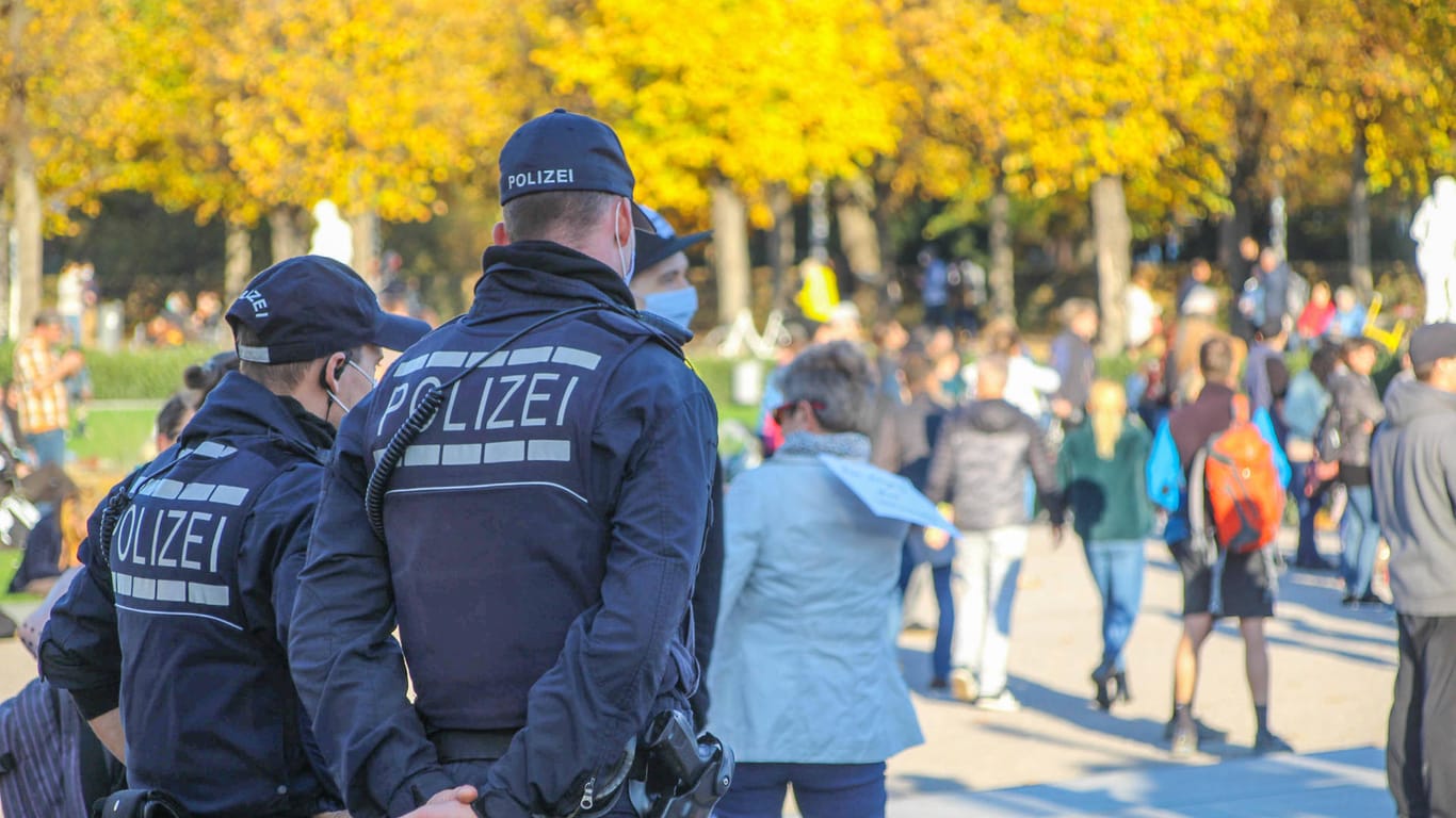 Polizisten stehen bei einer "Querdenken"-Demo am Schlossplatz (Archivbild): In Karlsruhe wollen Gegner der Corona-Politik auf die Straßen gehen.