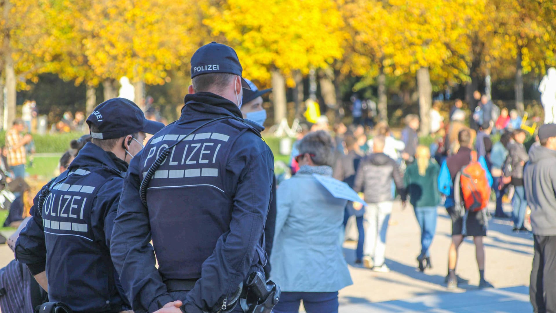 Polizisten stehen bei einer "Querdenken"-Demo am Schlossplatz (Archivbild): In Karlsruhe wollen Gegner der Corona-Politik auf die Straßen gehen.