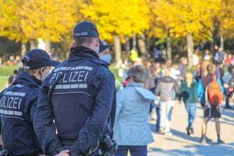 Polizisten stehen bei einer "Querdenken"-Demo am Schlossplatz (Archivbild): In Karlsruhe wollen Gegner der Corona-Politik auf die Straßen gehen.