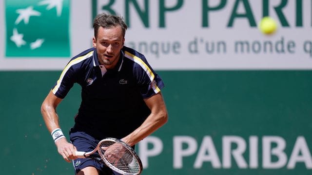Daniil Medwedew hat in Paris die dritte Runde erreicht.