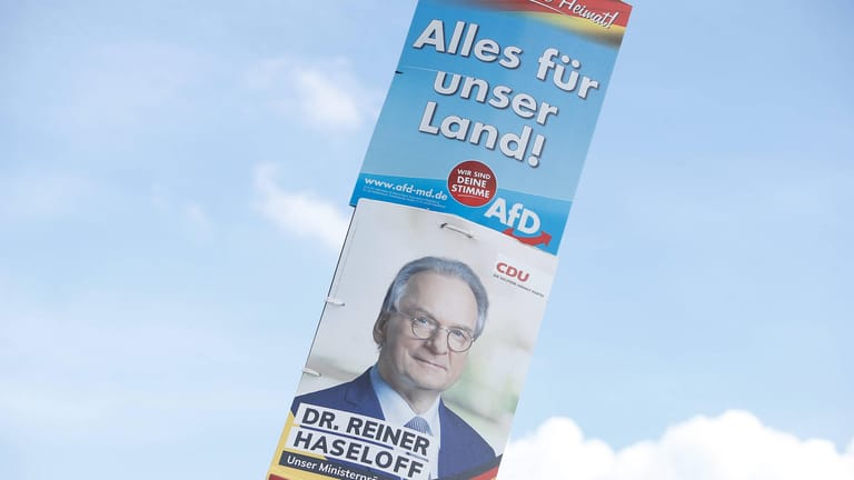 Plakate der AfD und CDU: Am Sonntag wird in Sachsen-Anhalt gewählt.