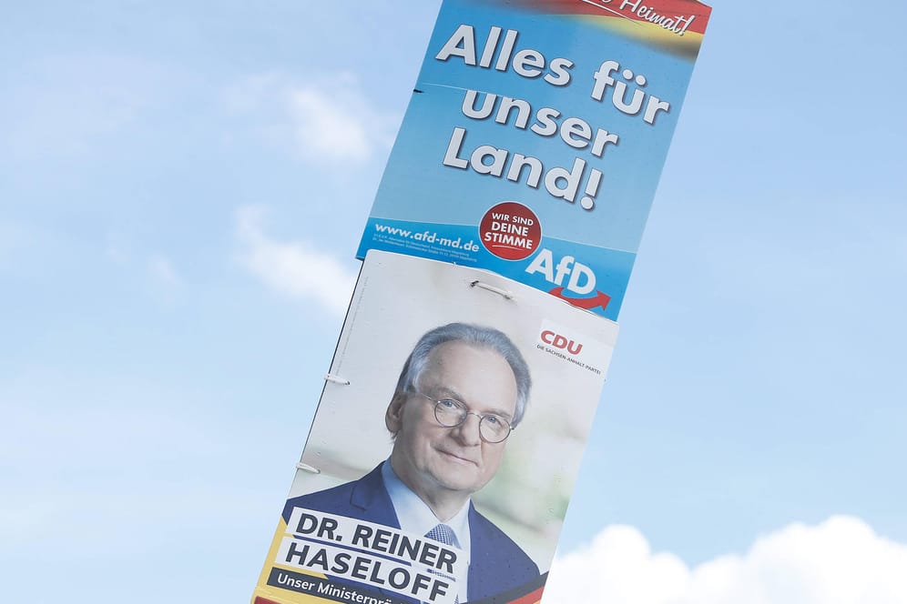 Plakate der AfD und CDU: Am Sonntag wird in Sachsen-Anhalt gewählt.