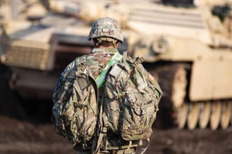 US-Soldat vor einem Panzer: In mehreren Einsätzen seien auch Zivilisten getötet worden.