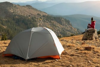 Camping-Urlaub: Heute ist ein stabiles Zelt für vier Personen stark reduziert.