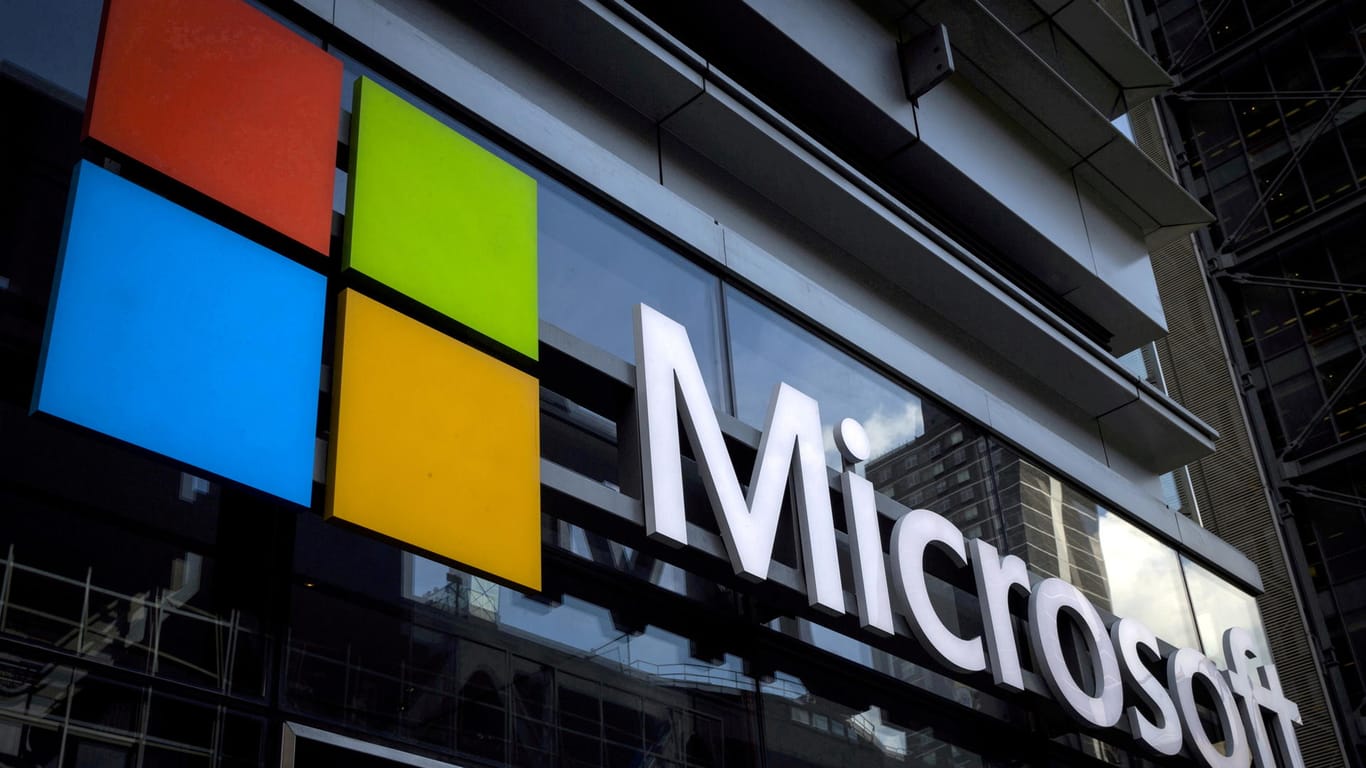 Microsoft-Logo auf der Außenseite eines Bürogebäudes: Der Windows-Hersteller will am 24. Juni große Neuigkeiten verkünde