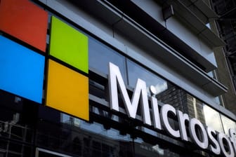 Microsoft-Logo auf der Außenseite eines Bürogebäudes: Der Windows-Hersteller will am 24. Juni große Neuigkeiten verkünde