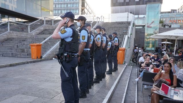 Einsatzkräfte der Polizei stehen an der geräumten Freitreppe