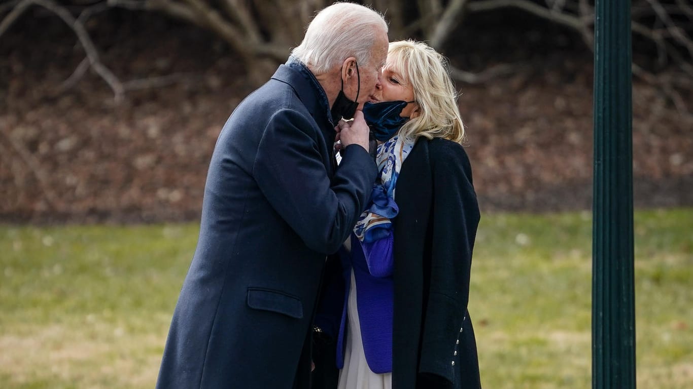 Joe und Jill Biden: Zeit für einen Kuss ist bei ihnen immer.