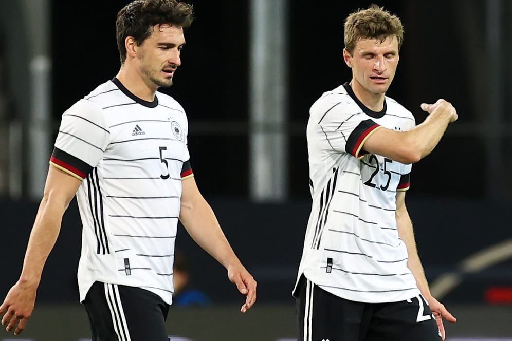 Die beiden Rückkehrer Mats Hummels (li) und Thomas Müller: Sie konnten bei ihrem Comeback im DFB-Team keinen Sieg bejubeln.