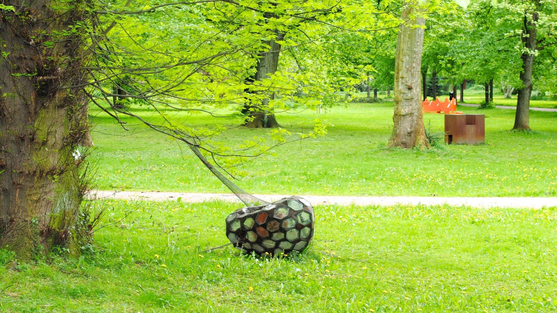 Der Stammheimer Schlosspark: Hier kommen Kunstfreunde auf ihre Kosten.