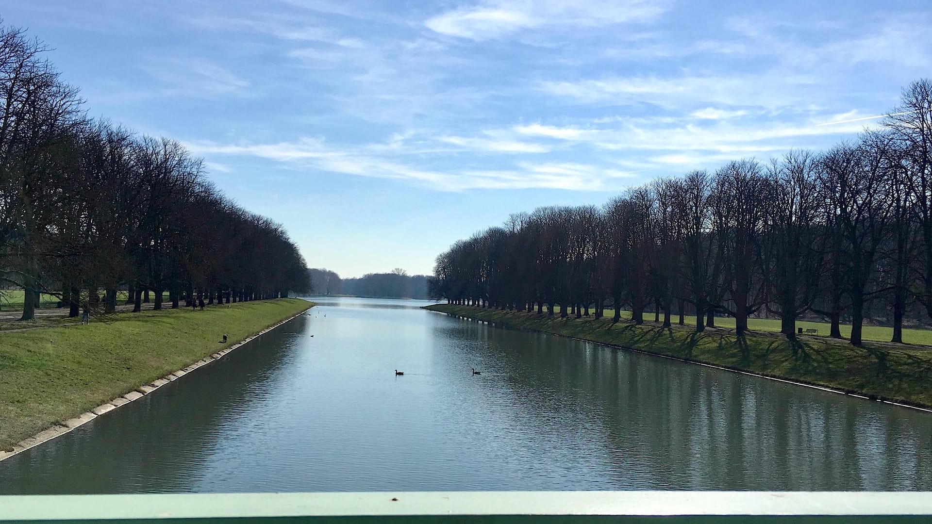 Blick auf den Decksteiner Weiher: Am See entläng lässt es sich entspannt radeln.