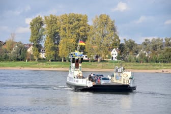 Die Rheinfähre nach Hitdorf/Langel: Auch Radfahrer können sie nutzen.