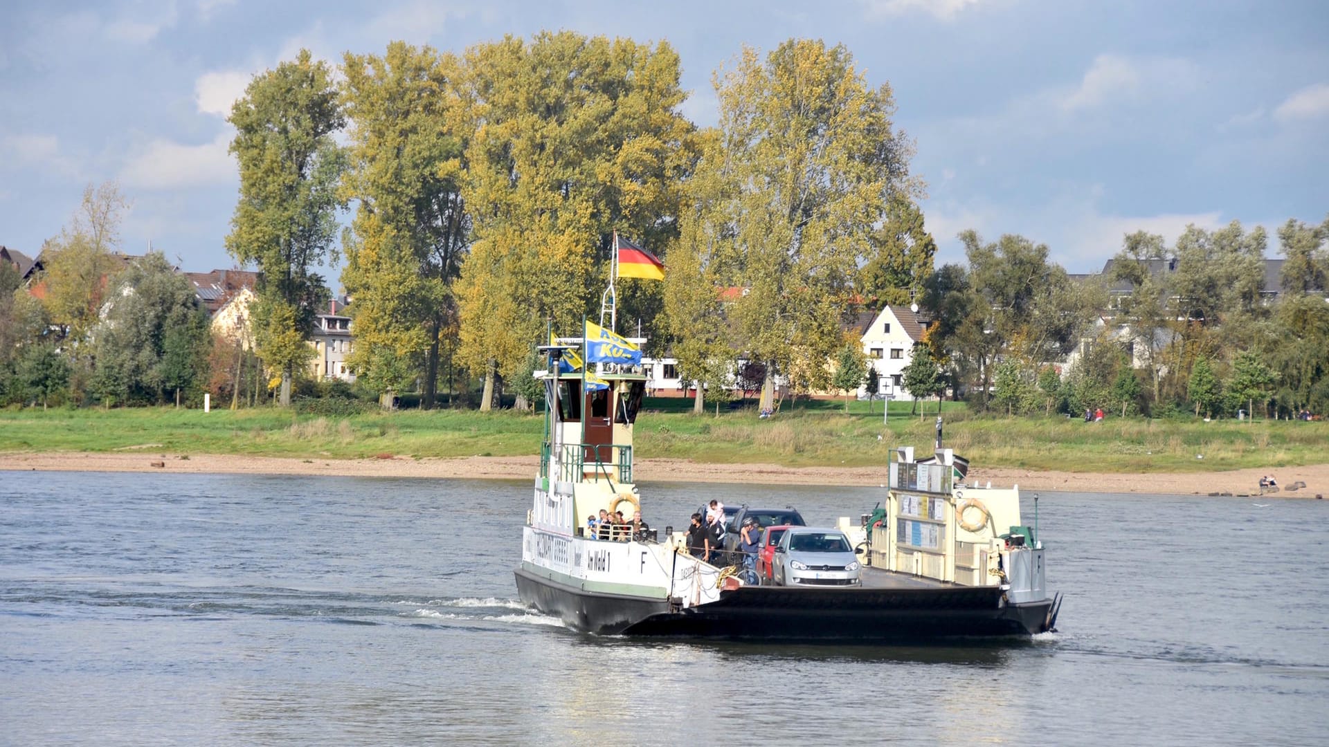 Die Rheinfähre nach Hitdorf/Langel: Auch Radfahrer können sie nutzen.