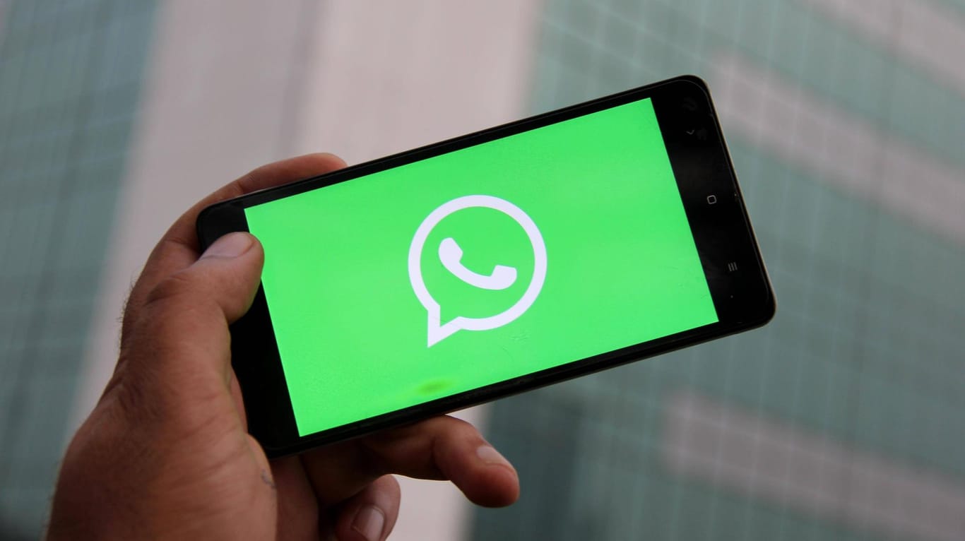 Das Logo von WhatsApp auf einem Smartphone: Nutzer können der Datenverarbeitung widersprechen.