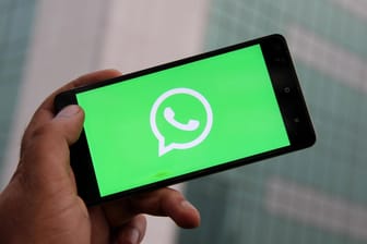 Das Logo von WhatsApp auf einem Smartphone: Nutzer können der Datenverarbeitung widersprechen.