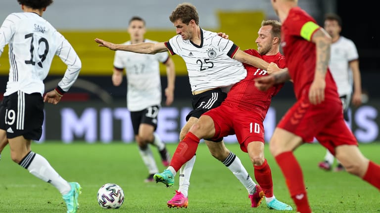 Thomas Müller (2.v.l.): Der DFB-Rückkehrer musste gegen Dänemark viel arbeiten - hier kämpft er mit Dänemarks Christian Eriksen (2.v.r.) um den Ball.