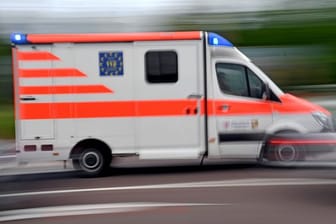 Ein Krankenwagen: In Württemberg ist ein Mann bei einem Autounfall gestorben.