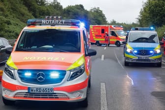 Polizei und Rettungskräfte stehen auf der gesperrten A1 (Archivbild): Auf der Autobahn kam es am Morgen des Fronleichnam-Feiertages zu einem Unfall.