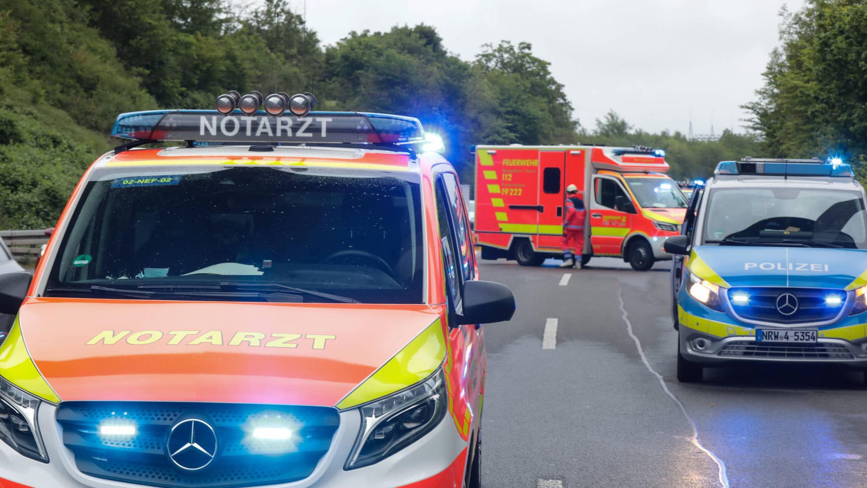 Polizei und Rettungskräfte stehen auf der gesperrten A1 (Archivbild): Auf der Autobahn kam es am Morgen des Fronleichnam-Feiertages zu einem Unfall. Polizei und Rettungskräfte stehen auf der gesperrten A1 (Archivbild): Auf der Autobahn kam es am Morgen des Fronleichnam-Feiertages zu einem Unfall.