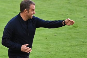 Münchens Trainer Hansi Flick gibt Anweisungen