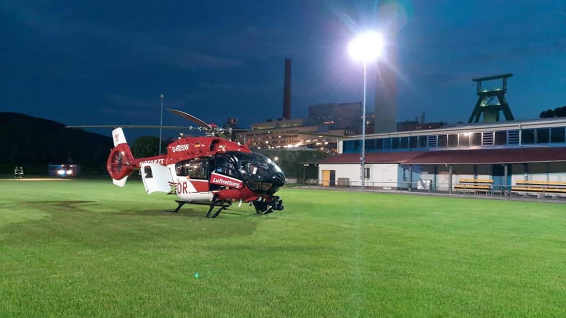 Der Rettungshubschrauber auf einem Sportplatz in der Nähe: Von hier wurde der Schwerverletzte in die Klinik geflogen.