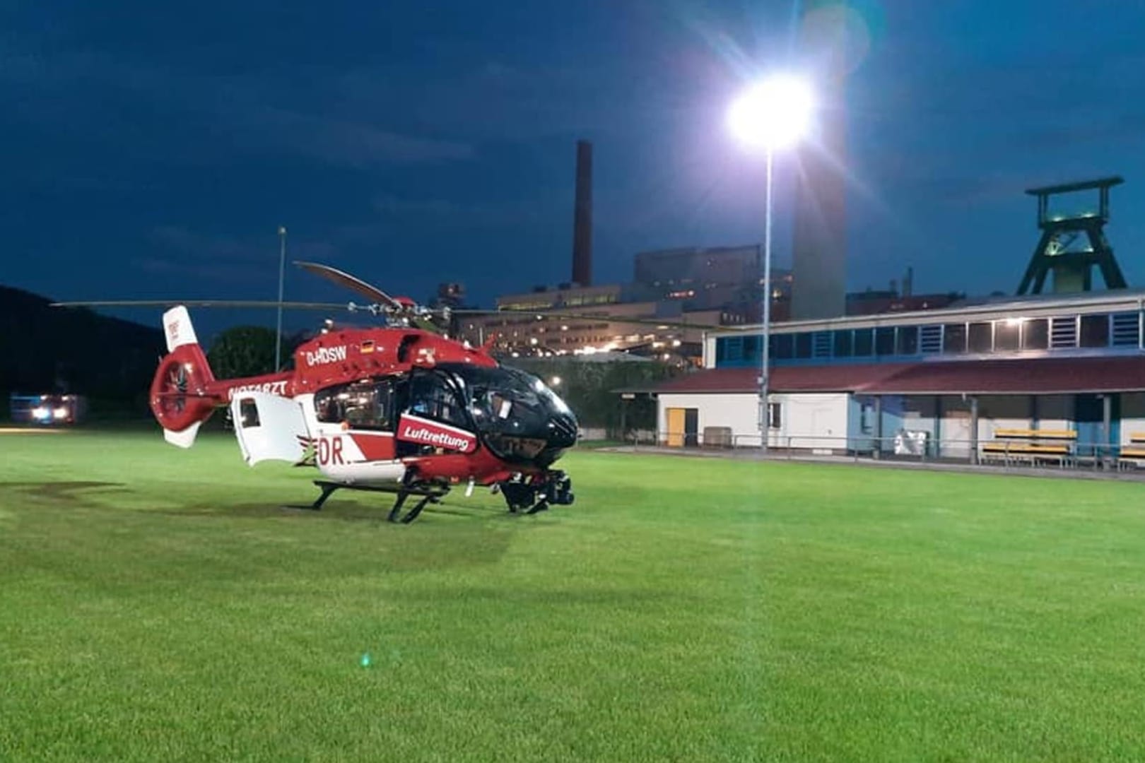 Der Rettungshubschrauber auf einem Sportplatz in der Nähe: Von hier wurde der Schwerverletzte in die Klinik geflogen.