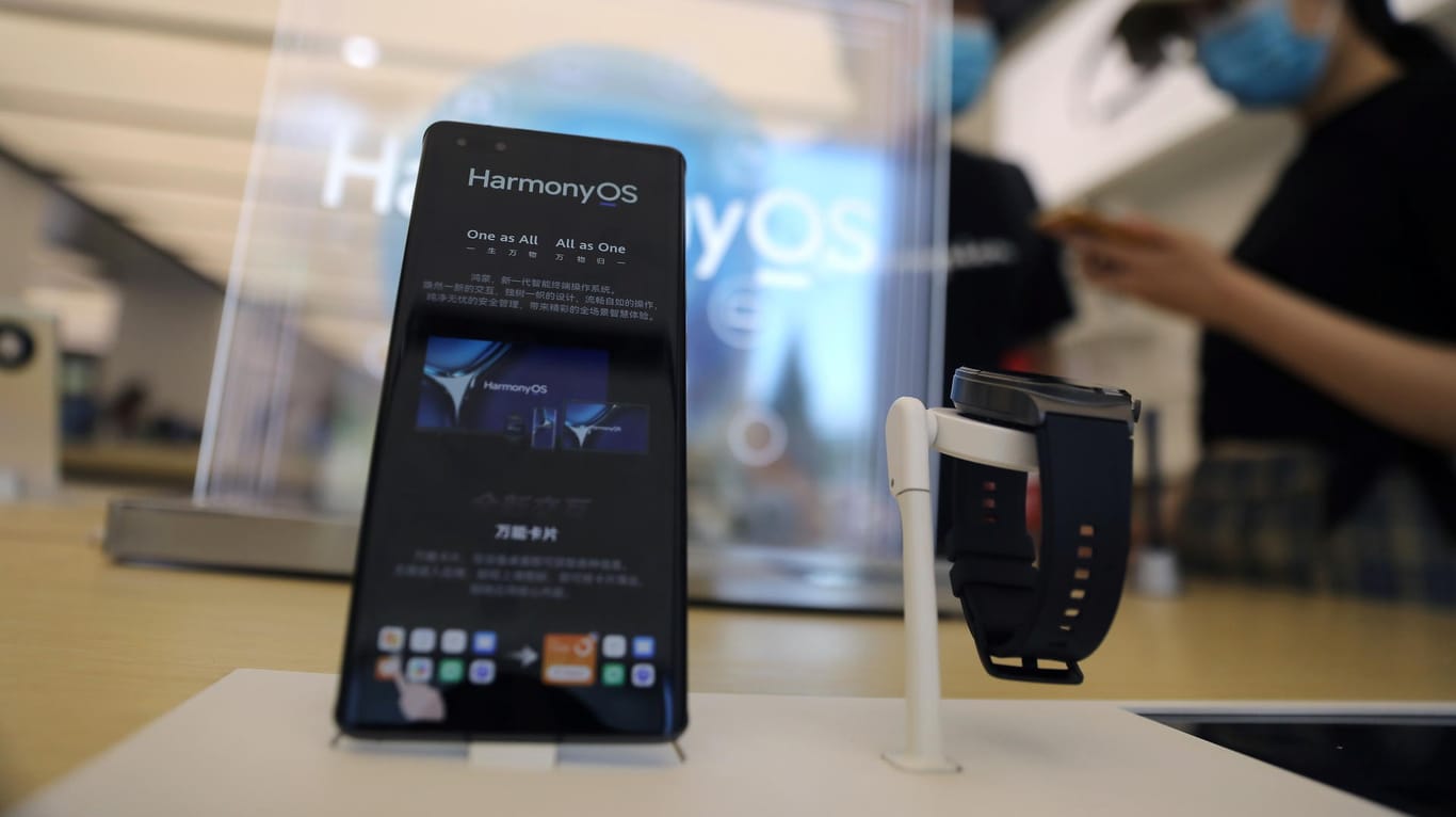 Auf einem Smartphone ist das neue Betriebssystem HarmonyOS von Huawei installiert: Der Konzern will sich unabhängig von Android machen.