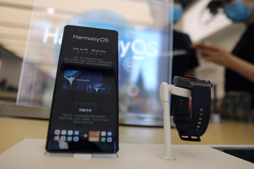 Auf einem Smartphone ist das neue Betriebssystem HarmonyOS von Huawei installiert: Der Konzern will sich unabhängig von Android machen.