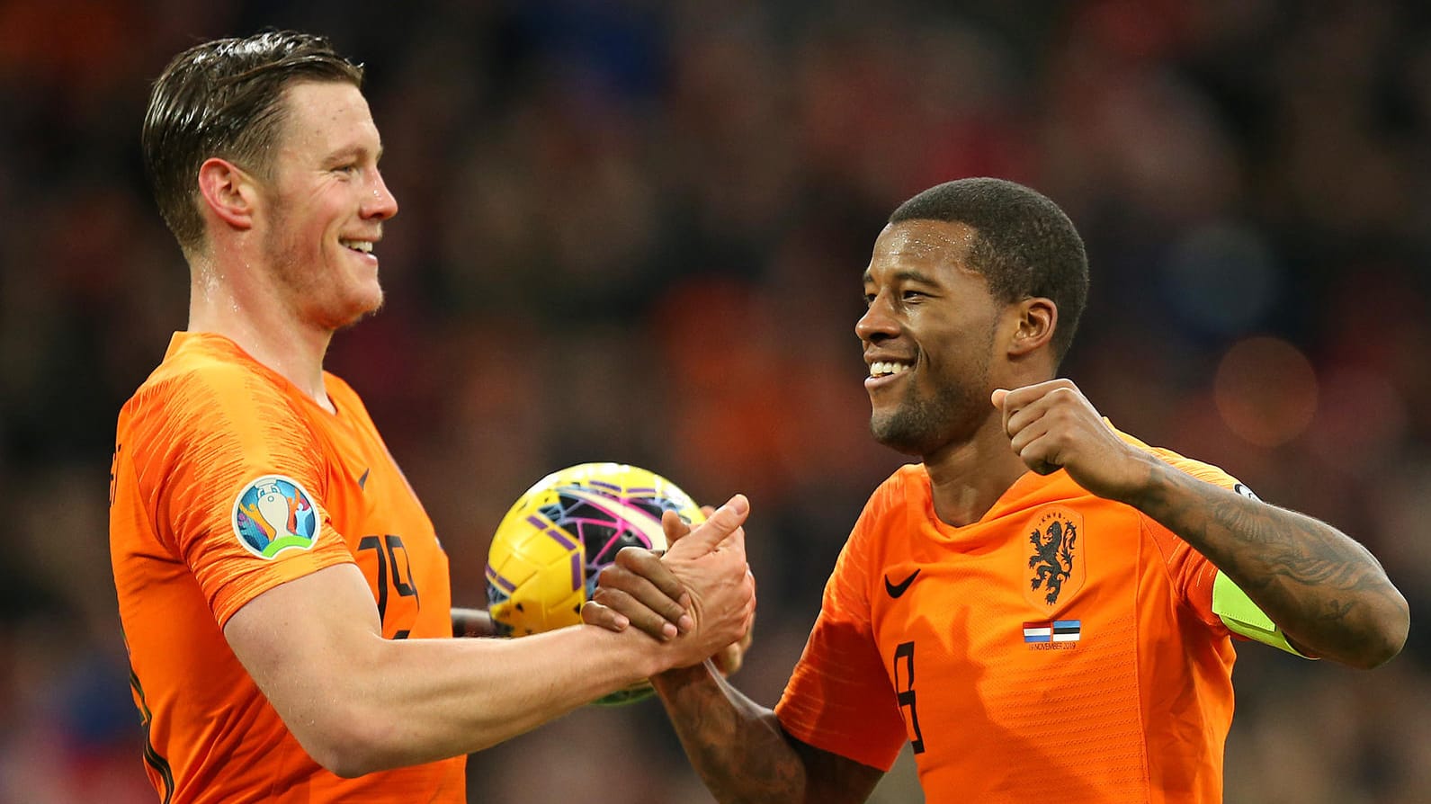 Wout Weghorst jubelt mit Gini Wijnaldum (v.l.): Der Wolfsburger Stürmer und der Ex-Liverpool-Star sind zwei der Hoffnungsträger in "Oranje".