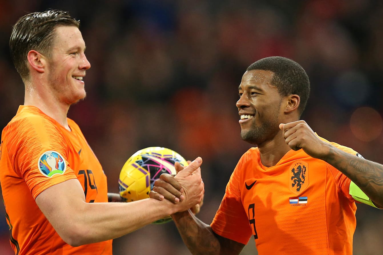 Wout Weghorst jubelt mit Gini Wijnaldum (v.l.): Der Wolfsburger Stürmer und der Ex-Liverpool-Star sind zwei der Hoffnungsträger in "Oranje".