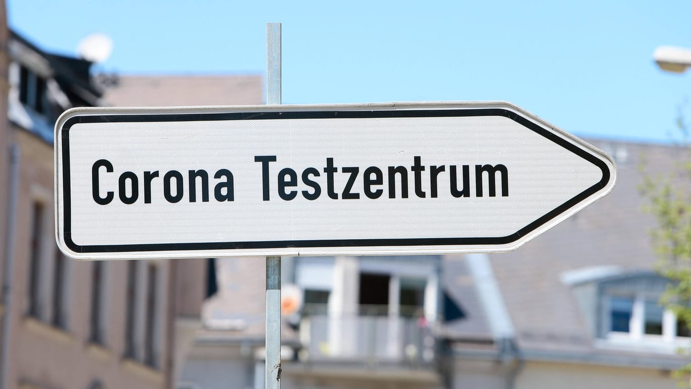 Ein Wegweiser zu einem Corona-Testzentrum (Symbolbild): In Karlsruhe gibt es Fälle der indischen Variante "Delta".