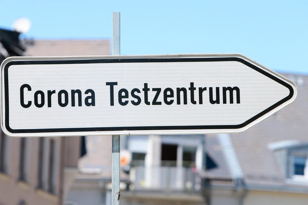 Ein Wegweiser zu einem Corona-Testzentrum (Symbolbild): In Karlsruhe gibt es Fälle der indischen Variante "Delta".