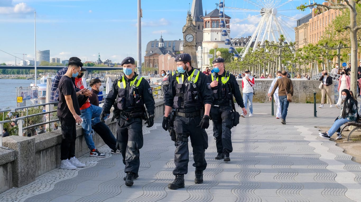 Polizisten unterwegs an der Rheinuferpromenade: Am langen Wochenende könnten die Einsatzkräfte einiges zu tun haben.