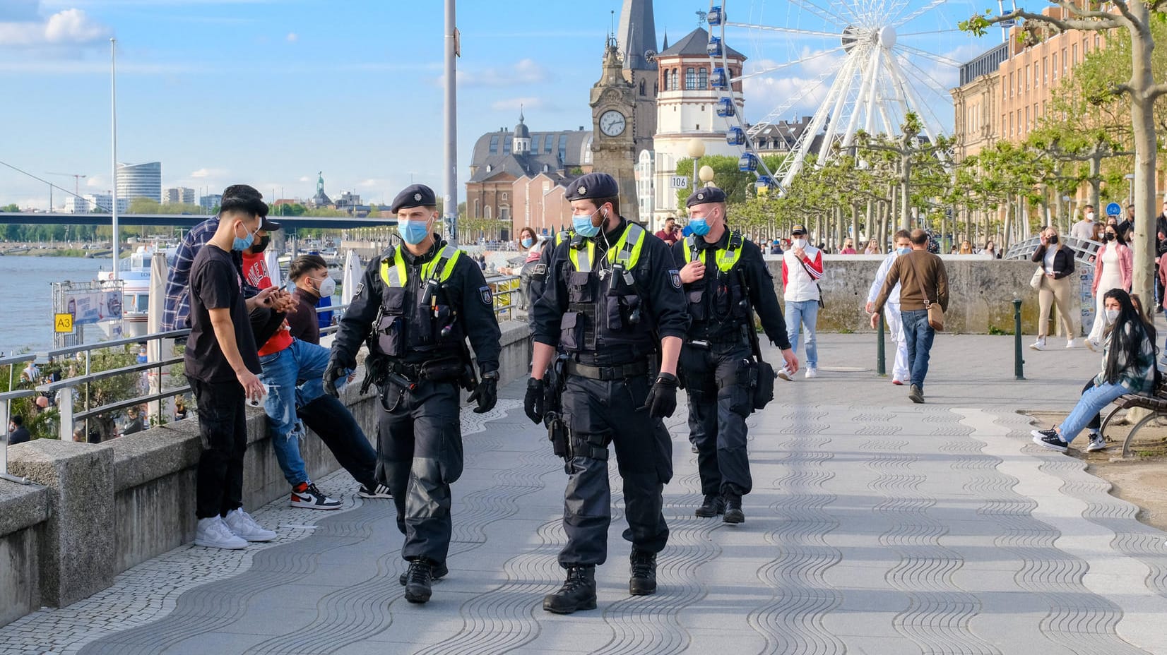 Polizisten unterwegs an der Rheinuferpromenade: Am langen Wochenende könnten die Einsatzkräfte einiges zu tun haben. Polizisten unterwegs an der Rheinuferpromenade: Am langen Wochenende könnten die Einsatzkräfte einiges zu tun haben.