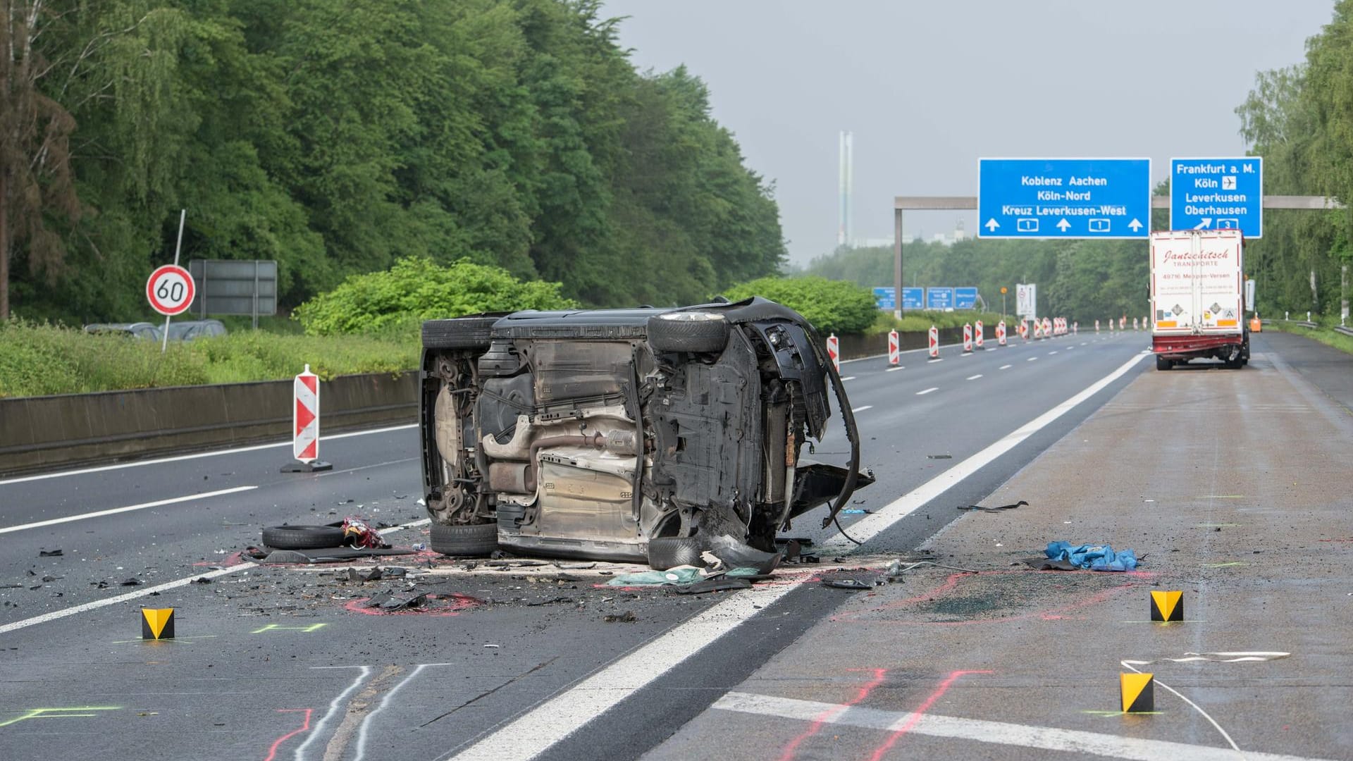 Der Unfallwagen liegt auf der Seite, in einigem Abstand steht der Lkw: Wie genau es zu dem Auffahrunfall kam, wird noch ermittelt.
